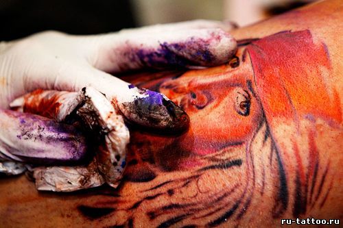Нанесение татуировки на руку