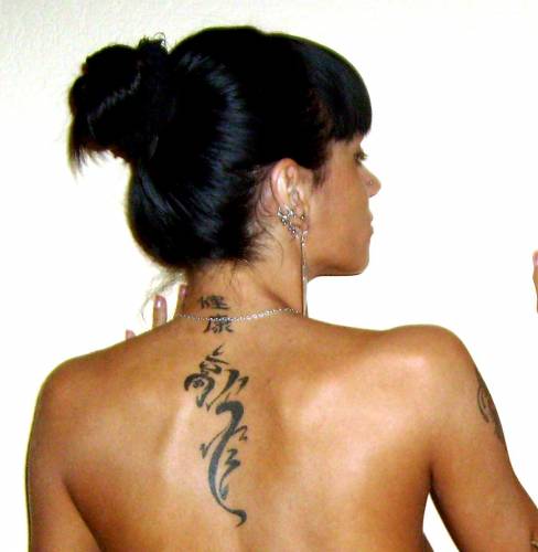 Татуировка дракона на спине у девушки маленькие